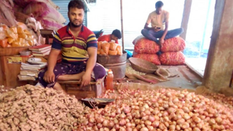 নতুন পেঁয়াজ ওঠায় কমেছে দাম; ব্রয়লার মুরগি হাঁটছে উল্টো পথে