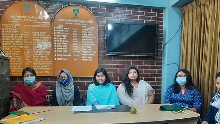 বিবাহিত হওয়া কী অপরাধ, প্রশ্ন ঢাবি ছাত্রীদের  