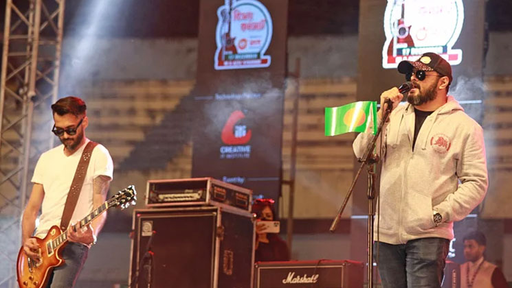 দর্শকদের চাপে ভেঙে পড়েছে কনসার্টের নিরাপত্তাবেষ্টনী