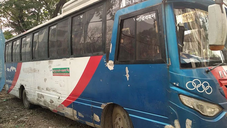 উচ্চ স্বরে গান বাজিয়ে চলন্ত বাসে গৃহবধূকে ধর্ষণের অভিযোগ, গ্রেপ্তার ৩