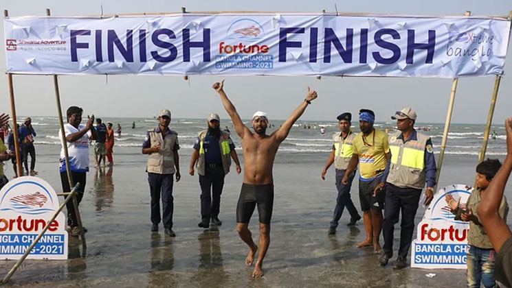 বাংলা চ্যানেলে ১০ বছরের লারিসার ৮ কিলোমিটার জয়  