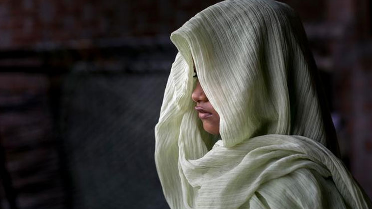 নারায়ণগঞ্জে চলন্ত বাসে তরুণীকে দল বেঁধে ধর্ষণ
