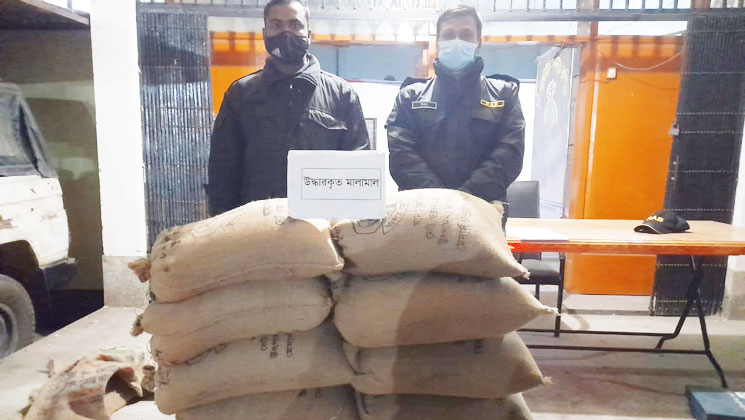 টাঙ্গাইলে খাদ্যবান্ধব কর্মসূচির চাল, গাজা ও মদসহ ৫জন গ্রেফতার
