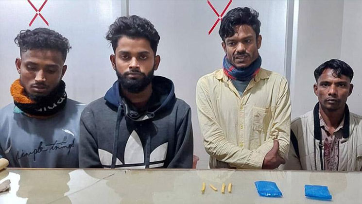 আশুলিয়ায় ইয়াবাসহ ৪ কারবারি আটক