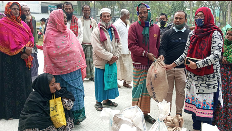 বাগাতিপাড়ায় ৩৩৩ নম্বরে কল করে খাদ্য পেলেন ৮০পরিবার