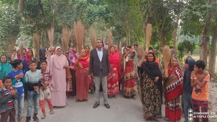 জামালপুরে নৌকার প্রার্থীর বিরুদ্ধে ঝাড়ু মিছিল!