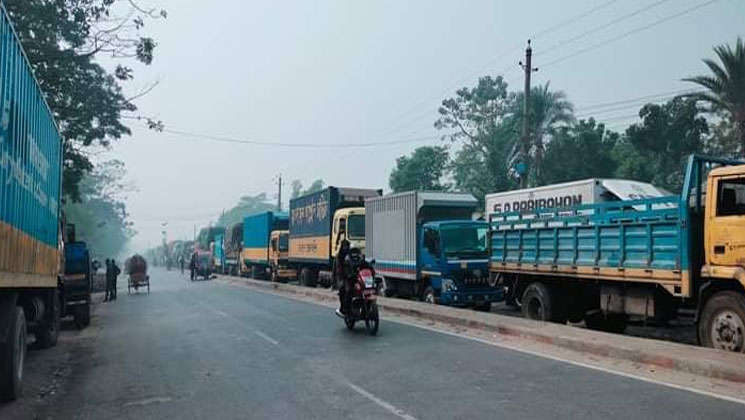দৌলতদিয়ায় নৌরুটে ১০ ঘণ্টা পর ফেরি চলাচল স্বাভাবিক