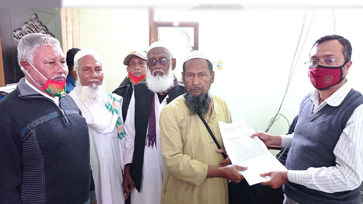 সাতক্ষীরার শাঁখরা কোমরপুর এজি বিদ্যালয়ের প্রধান শিক্ষকের বিরুদ্ধে স্মারকলিপি