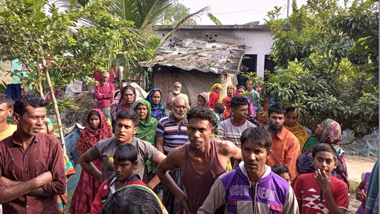সাতক্ষীরায় নদী খননে আবাসন প্রকল্পের ভুমিহীন পরিবার অসহায় হয়ে পড়েছে