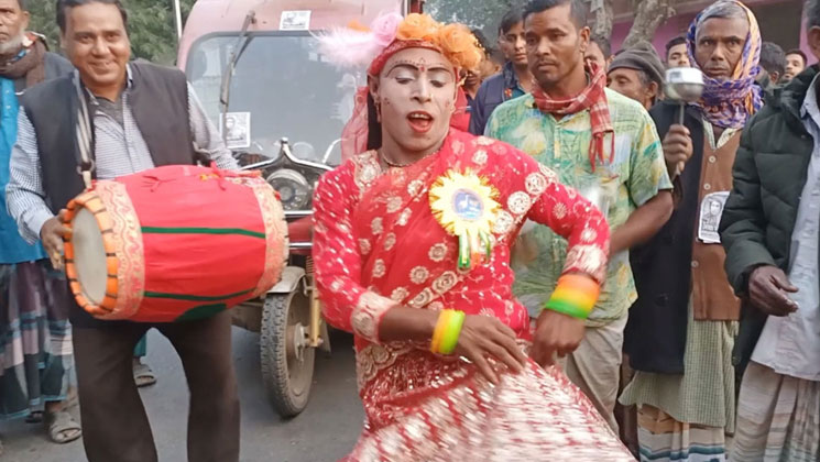 নির্বাচনী প্রচারণায় নারীর সাজে যুবক, উৎসুক জনতার ভিড়