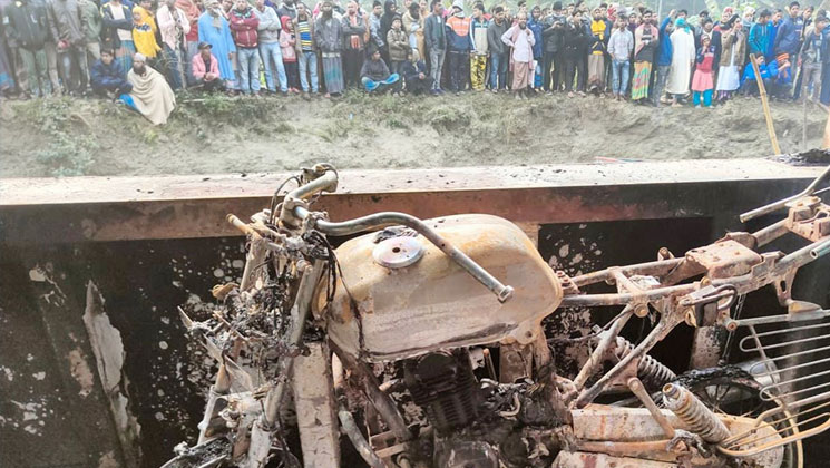 সুগন্ধা নদীপাড়ে স্বজনদের আহাজারি