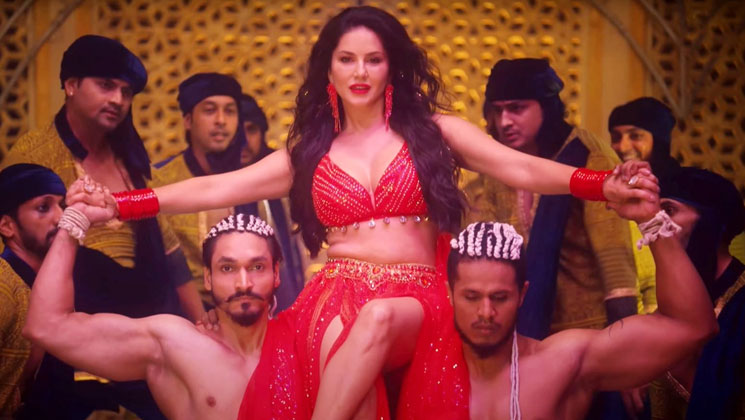 খোলামেলা রূপে নেচে তোপের মুখে সানি লিওন!