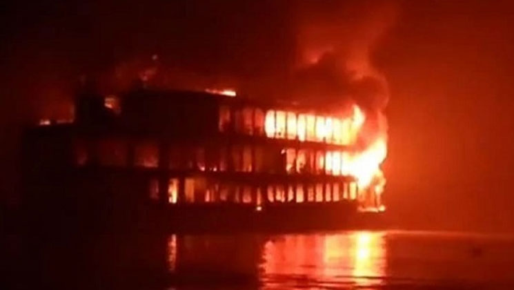 যেভাবে আগুন লাগে সেই লঞ্চে, জানাল কেবিন বয়, ভিডিও