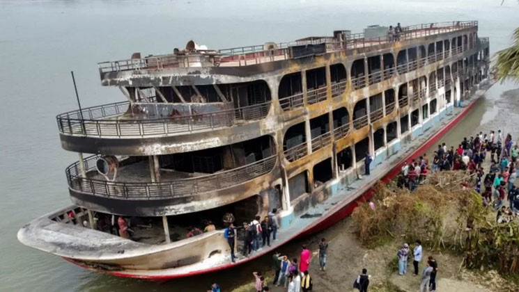 মধ্যরাতে পুড়ে যাওয়া লঞ্চটিতে আসলে কী ঘটেছিলো