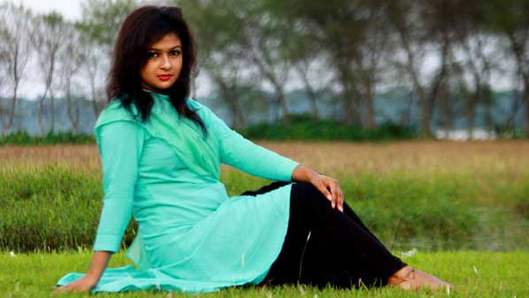 বয়ফ্রেন্ডের কথা মনে পড়লে মেয়েরা এই ৬টি কাজ একা একা করে
