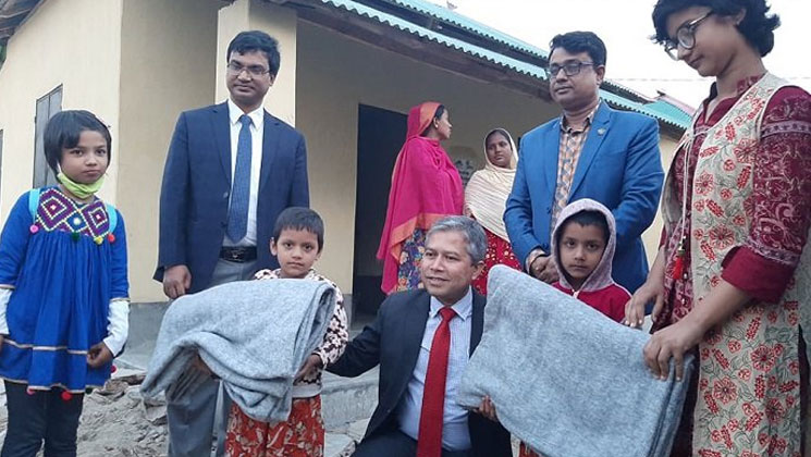 কম্বল চেয়ে পেলেন ঘর