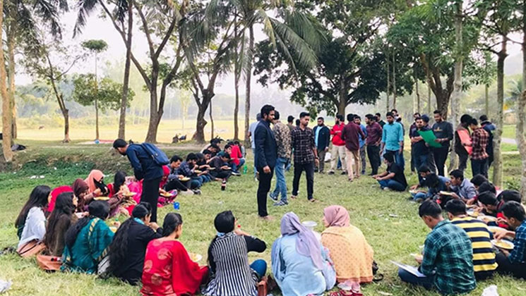 চড়ুইভাতি ফিরিয়ে দিলো শৈশবের স্মৃতি 