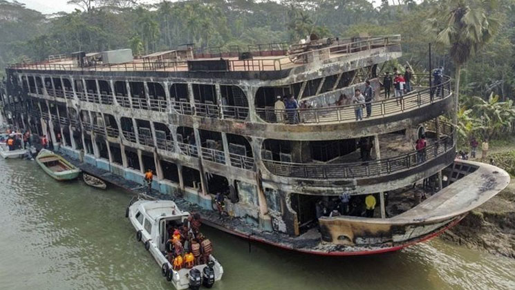 লঞ্চে অগ্নিকাণ্ডে ঝালকাঠিতে মামলা
