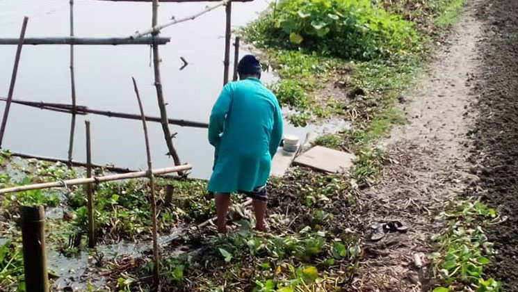 ভোটে হেরে সাঁকো ভেঙে ফেললেন পরাজিত প্রার্থী!