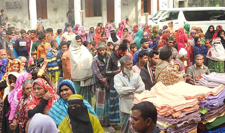 নড়াইল, ঝিনাইদহ এবং পাবনায় শীতার্ত মানুষ পেল বসুন্ধরার কম্বল