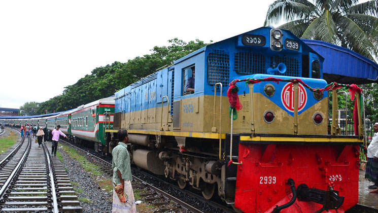 ট্রেনের সঙ্গে লরির ধাক্কা, ঢাকা-চট্টগ্রাম রেল যোগাযোগ বন্ধ