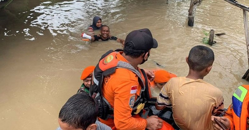 ইন্দোনেশিয়ার সুমাত্রায় বন্যায় ৩০ হাজারের বেশি মানুষ বাস্তুচ্যুত