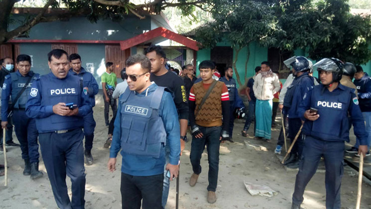 আ. লীগের দুপক্ষের সংঘর্ষ, নিয়ন্ত্রণে পুলিশের রাবার বুলেট