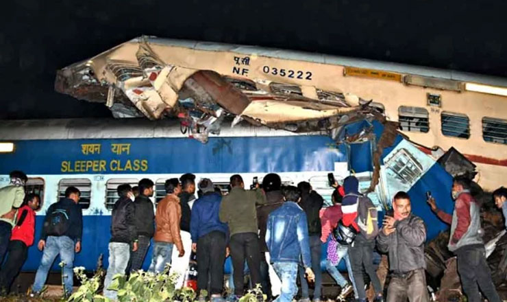 ভারতে ট্রেন দুর্ঘটনায় নিহতের সংখ্যা বেড়ে ৯