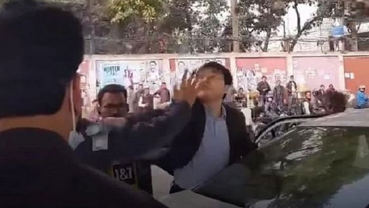 ট্রাফিক পুলিশকে কেন টাকা ছুড়লেন বিদেশি?