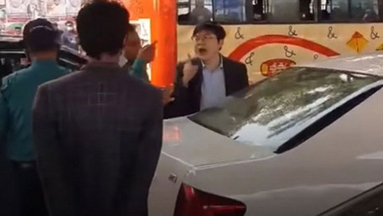 ক্ষমা চাইলেন সেই বিদেশি