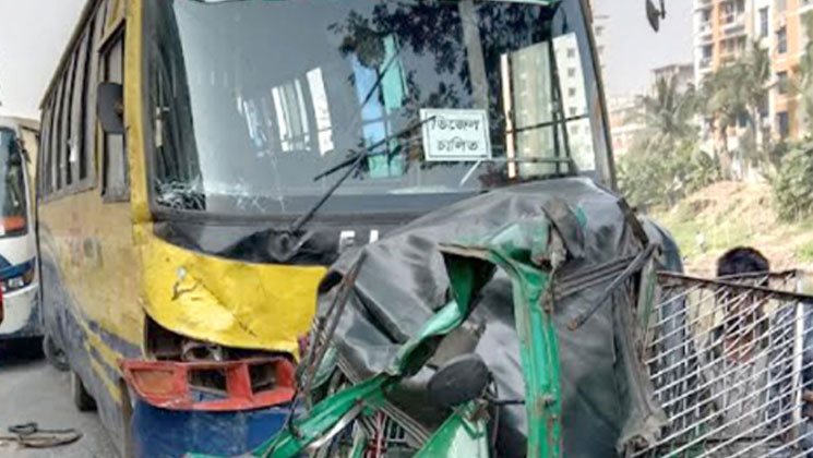 রাজধানীর যাত্রাবাড়ীতে বাস-সিএনজি সংঘর্ষে তিন জন নিহত