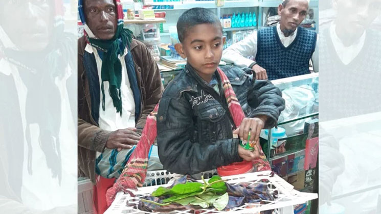 ৮ বছরের বাহারুলের কাঁধে সংসারের জোয়াল