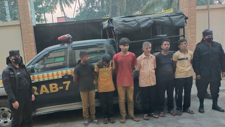 ধানের কুড়া মিশিয়ে হলুদ, মরিচ, ধনিয়ার গুঁড়া তৈরি, আটক ৬