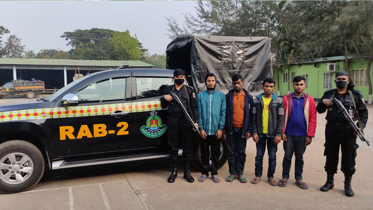 গাঁজার চালান ফেলে পালানোর সময় চার মাদক কারবারি আটক