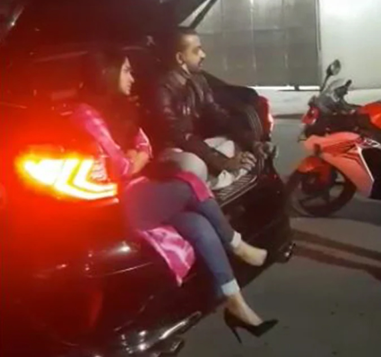 গভীর রাতে মদ্যপ অবস্থায় ধানমন্ডিতে পুরুষসহ নায়িকা স্পর্শিয়া আটক (ভিডিও)