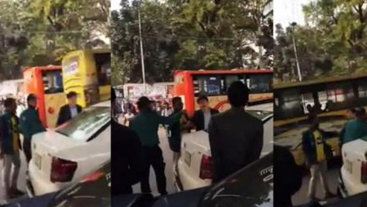 টাকা ছুড়ে মারা সেই বিদেশিকে ডেকেছে পুলিশ