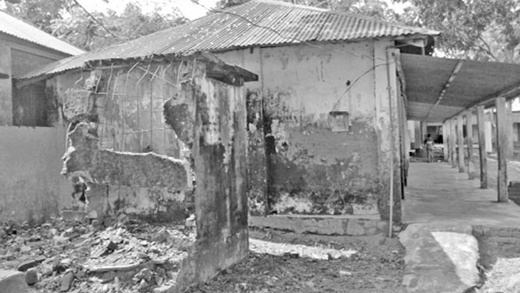 জরাজীর্ণ কক্ষে ঝুঁঁকি নিয়ে পাঠদান