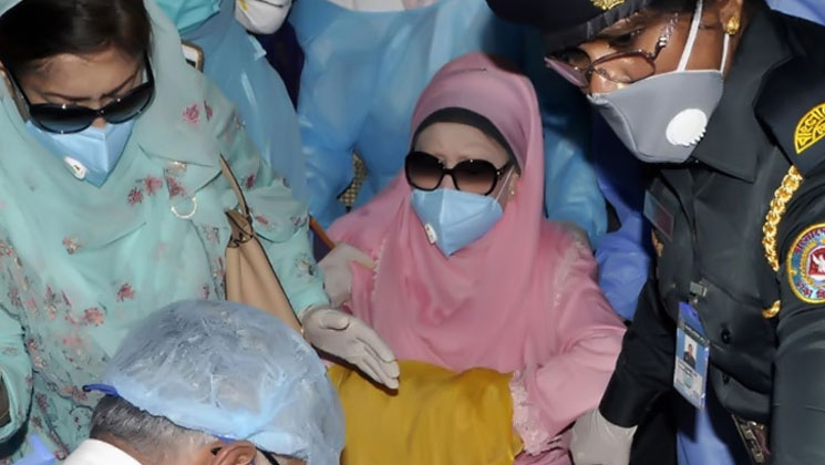 হাসপাতালে আর থাকতে চাইছেন না খালেদা জিয়া