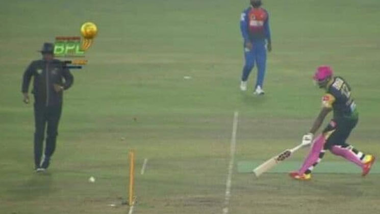 ক্রিকেট ইতিহাসে ‌‘অবিশ্বাস্য’ আউট আন্দ্রে রাসেল (ভিডিও)