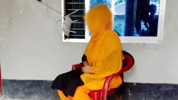 তিন মেয়ের ইচ্ছাপূরণে সংসার ছাড়া মা, স্বামীর বিয়ে ঠেকাতে অনশনে