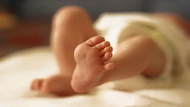 অভাবে বিক্রি করা ১৮ দিনের সন্তানকে ফিরে পেলেন বাবা-মা