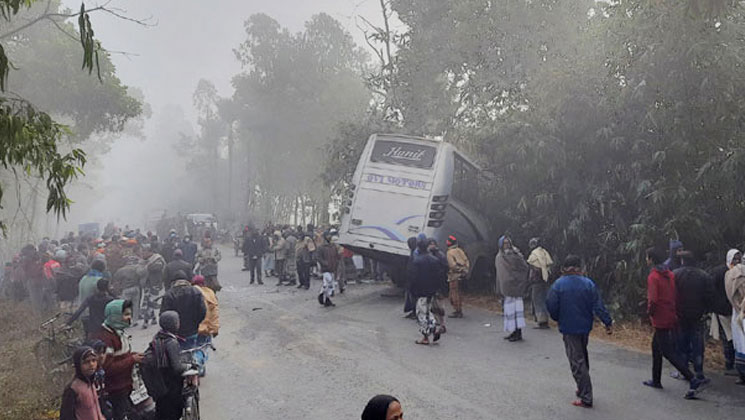 ঘন কুয়াশায় দুই গাড়ির সংঘর্ষে নিহত ১, আহত ১