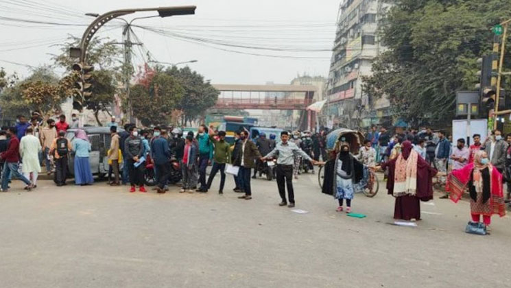 নীলক্ষেতে শিক্ষার্থীদের অবরোধ