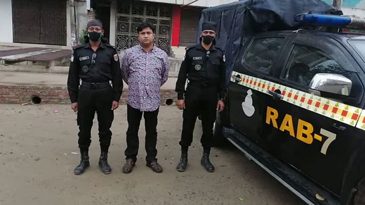 মানবাধিকারকর্মী পরিচয়ের আড়ালে ইয়াবা পাচার