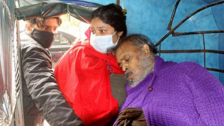 হাসপাতালে নিতে নিতে মেয়ের কোলে করোনা আক্রান্ত বাবার মৃত্যু