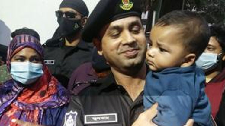 র‍্যাবের তত্ত্বাবধানে ঢামেক থেকে সুস্থভাবে ফিরল সেই শিশু আব্দুল্লাহ