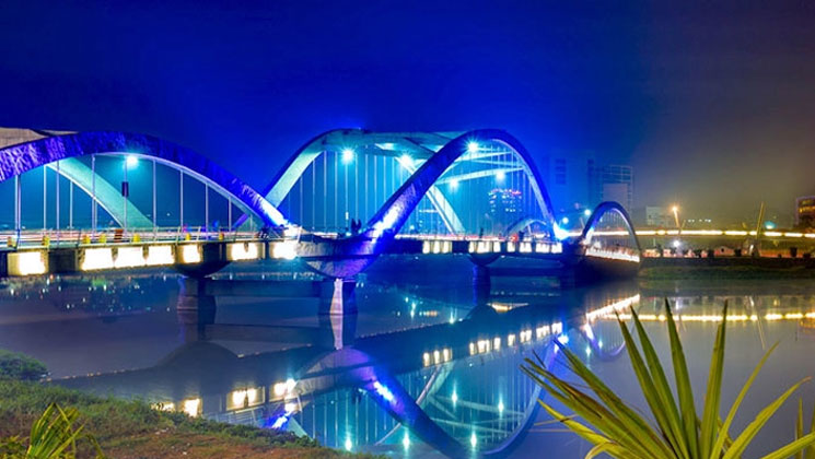 হাতিরঝিলের ব্রিজে হঠাৎ মাইক্রোবাসে আগুন