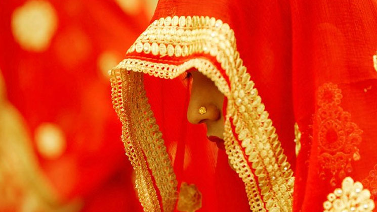 নববধূর মোড়ক উন্মোচন, টিকটকের নতুন ট্রেন্ড ঘিরে বিতর্ক (ভিডিও)