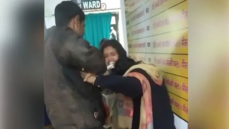 ঘুষের টাকা নিয়ে দুই নারী স্বাস্থ্যকর্মীর চুলোচুলি, ভিডিও ভাইরাল