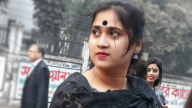 সরকারি চাকরির শেষ পরীক্ষায় ধরা নেত্রী